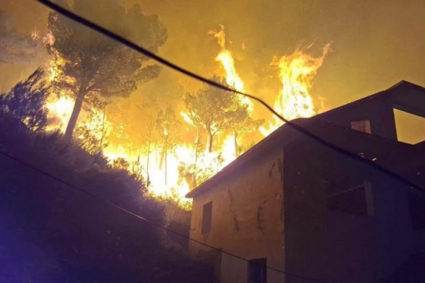 ALBANIJA GORI! Vatrena stihija se OTIMA KONTROLI, JAK VETAR RASPIRUJE POŽARE – VATROGASCI BRANE KUĆE! (FOTO, VIDEO)