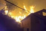 ALBANIJA GORI! Vatrena stihija se OTIMA KONTROLI, JAK VETAR RASPIRUJE POŽARE – VATROGASCI BRANE KUĆE! (FOTO, VIDEO)