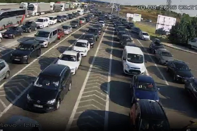 ŠTA JE BRE SAD OVO? Zvanično čekanje na granici 40 minuta, a OVA SLIKA pokazuje KILOMETARSKU KOLONU (FOTO)