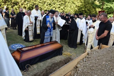 "GOSPOD JU JE POZVAO KADA JE BILA NAJSPREMNIJA": Vladika Jovan služio opelo monahinji Tekli koja je još kao devojčica napustila sve i otišla u manastir