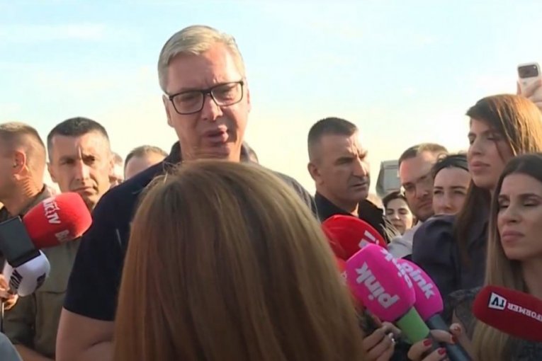 VUČIĆ MEĐU SVOJIM NARODOM! Predsednik stigao u Sremsku Mitrovicu; Obilazi radove na auto-putu Kuzmin-Sremska Rača