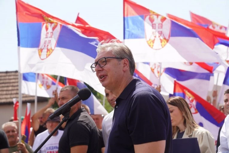 VUČIĆ STIGAO U KOCELJEVU: Predsednik razgovara sa narodom - Ovo je plan za naredne dve, dve i po godine!
