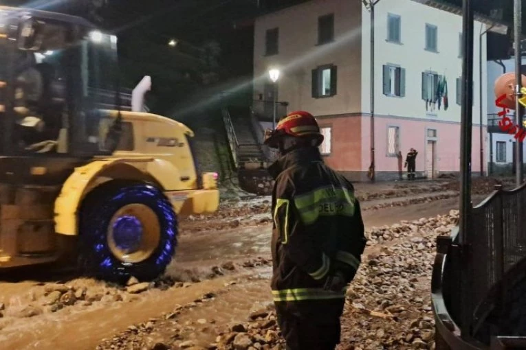 STRAŠNO NEVREME ODSEKLO ŠEST GRADOVA! Stotine ljudi evakuisano, klizišta ZAROBILA i porodice sa decom! (FOTO, VIDEO)