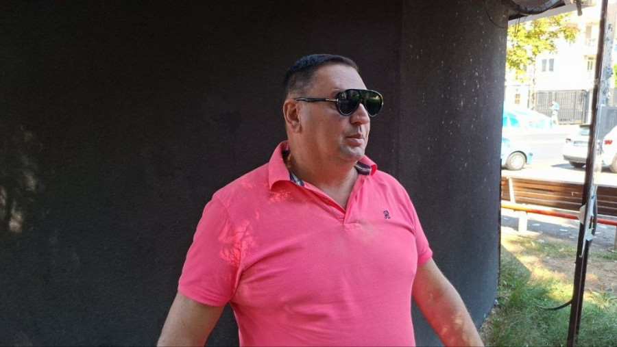 ASMIN DURDŽIĆ NE SME DA IZAĐE NA ULICU BEZ MAJE: Taki Marinković napravio SKANDAL ispred Pinka zbog pomene zeta! (VIDEO)
