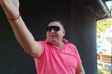 ASMIN DURDŽIĆ NE SME DA IZAĐE NA ULICU BEZ MAJE: Taki Marinković napravio SKANDAL ispred Pinka zbog pomene zeta! (VIDEO)