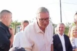 VUČIĆ POSLE UBA OBILAZI 7 SOCIJALNO UGROŽENIH PORODICA U MEDVEĐI: Predsednik zahvalio svima što su se suprotstavili uništenju Srbije!