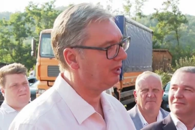 VUČIĆ POSLE UBA OBILAZI 7 SOCIJALNO UGROŽENIH PORODICA U MEDVEĐI: Predsednik zahvalio svima što su se suprotstavili uništenju Srbije!