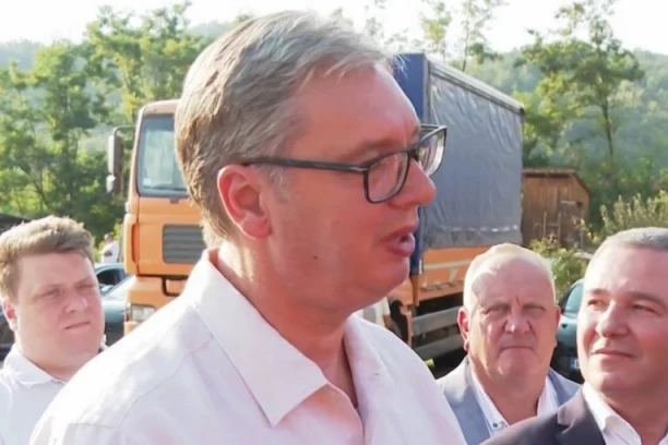 VUČIĆ POSLE UBA OBILAZI 7 SOCIJALNO UGROŽENIH PORODICA U MEDVEĐI: Predsednik zahvalio svima što su se suprotstavili uništenju Srbije!