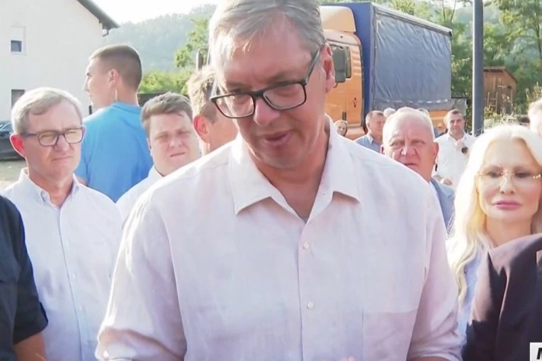 VUČIĆ POSLE UBA OBILAZI 7 SOCIJALNO UGROŽENIH PORODICA U MEDVEĐI: Predsednik zahvalio svima što su se suprotstavili uništenju Srbije!