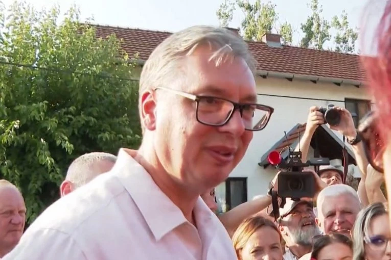 VUČIĆ OBILAZI 7 SOCIJALNO UGROŽENIH PORODICA U MEDVEĐI: Predsednik ekspresno rešio problem samohranoj majci TROJE DECE!
