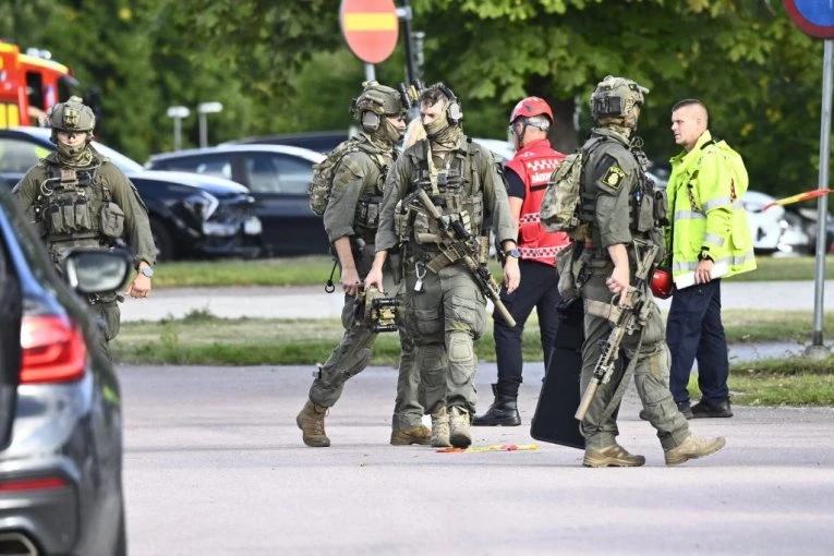 TEŠKO POVREĐENA DVA DEČAKA! Manijak upao u školu i mačem krenuo da SEČE decu oko sebe! POLICIJA OTKRILA ŠTA SE DESILO S NJIM