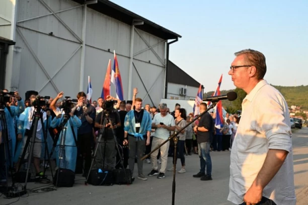 VUČIĆ U LEBANU OBIŠAO FIRMU "INTERFOOD S80": "Moramo da se uzdamo u privatni sektor" (FOTO)
