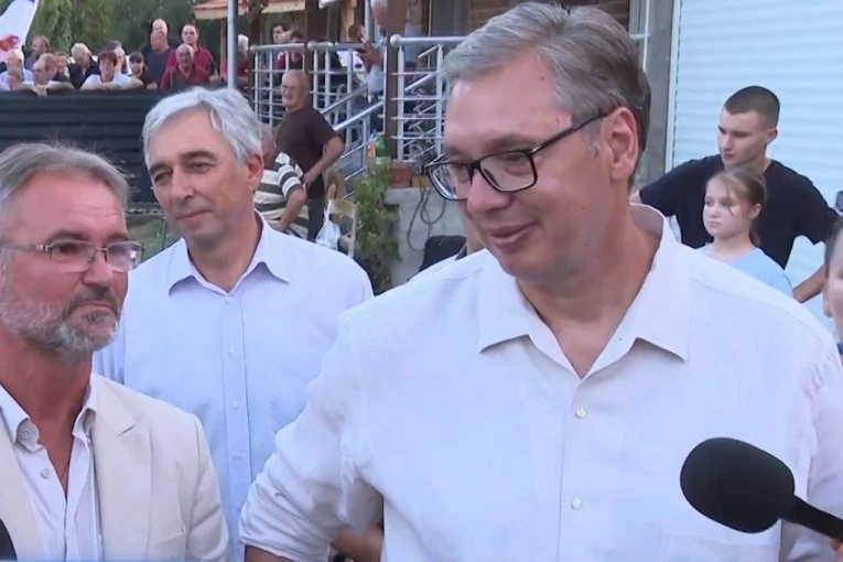 VUČIĆ U BOJNIKU: Predsednik obilazi domaćinstvo porodice Ilić (FOTO)