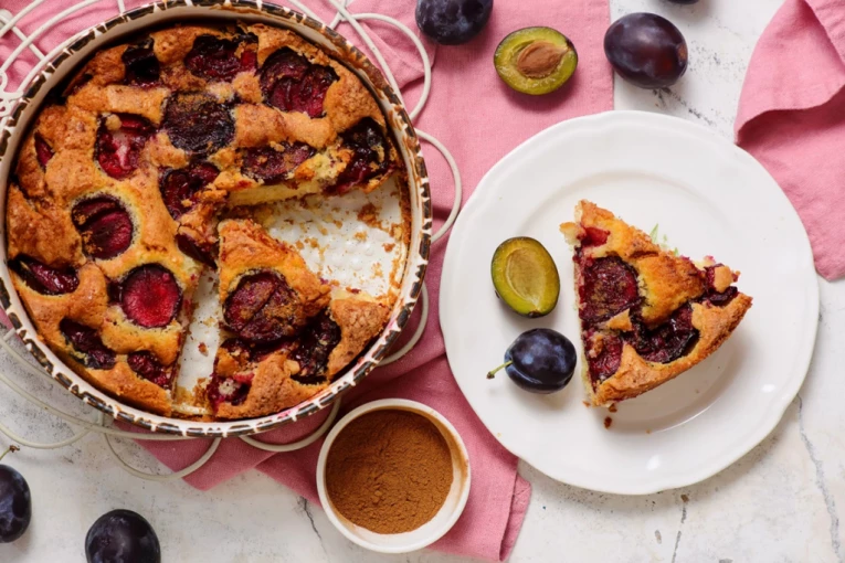 PREVRNUTI KOLAČ SA ŠLJIVAMA nikad nije bilo lakše napraviti: Jednostavan recept za mekan i ukusan kolač