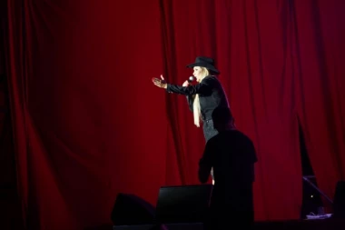 "OSAM BEBA SU IZGUBILI, PA TEK ONDA DOBILI MENE" Ispovest Karleuše SEČE POPUT ŽILETA - Ovo niko nije znao!