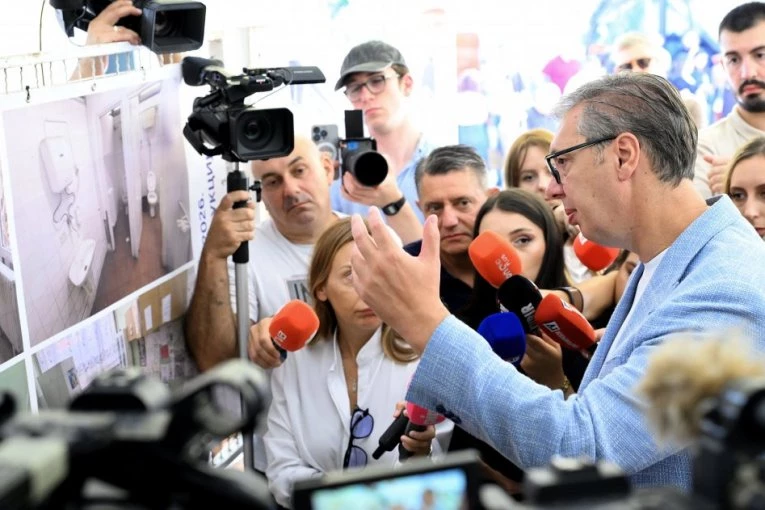 VUČIĆ U LESKOVCU: Predsednik najavio nova ulaganja, saslušao meštane - "ULAŽEMO PREKO 50 MILIONA U ZDRAVSTVO"