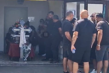 STRAVIČAN JAUK SE PROLOMIO GROBLJEM: Bora Santana na sahrani oca jedva stoji na nogama, SCENA kida dušu!