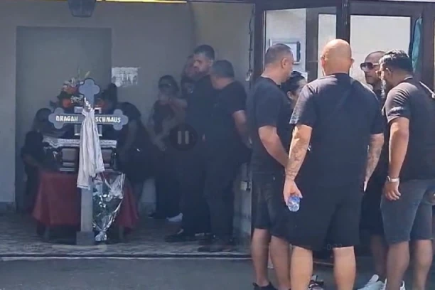 STRAVIČAN JAUK SE PROLOMIO GROBLJEM: Bora Santana na sahrani oca jedva stoji na nogama, SCENA kida dušu!