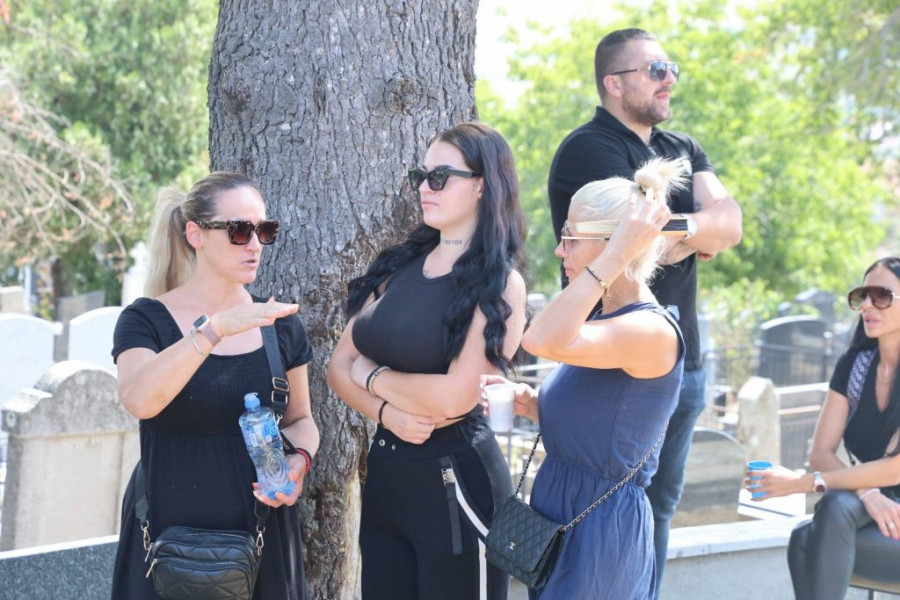 POTRESNE SCENE NA SAHRANI: Taki Marinković JECA u suzama, bivši zadrugari stigli na groblje! (VIDEO)