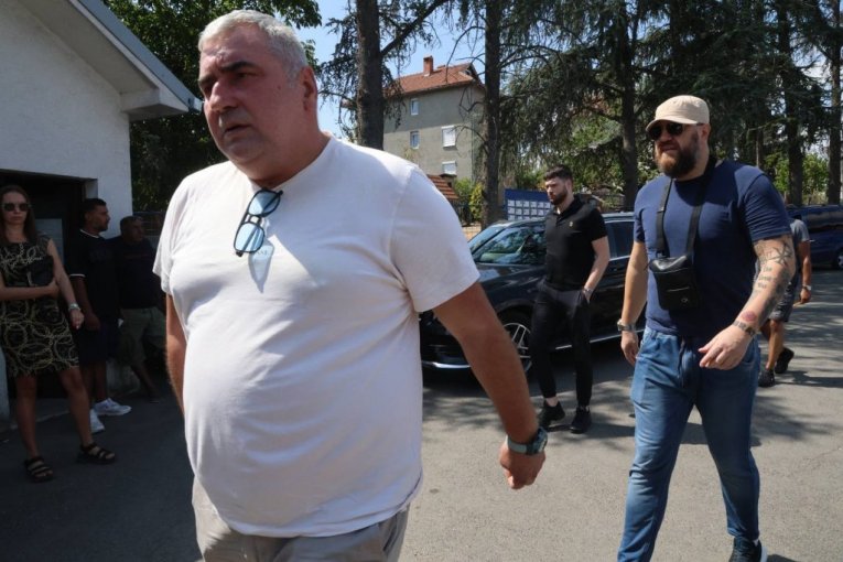 Miki Đuričić na sahrani oca Bore Santane
