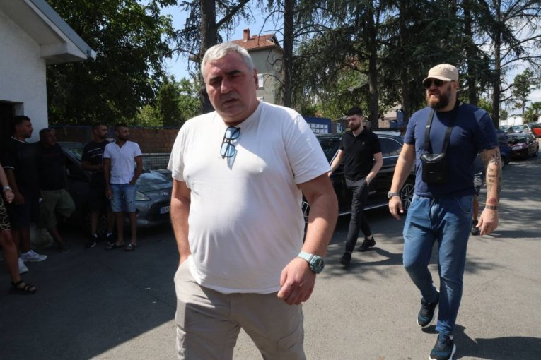 Miki Đuričić na sahrani oca Bore Santane