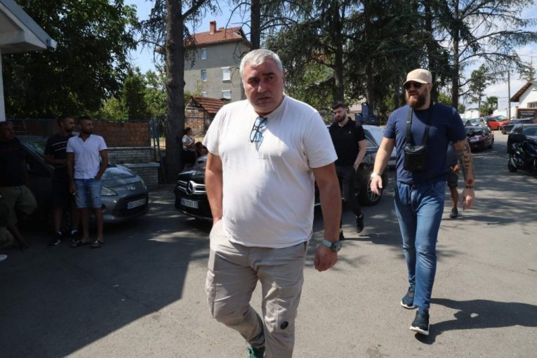 Miki Đuričić na sahrani oca Bore Santane