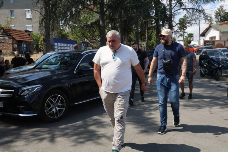 Miki Đuričić na sahrani oca Bore Santane