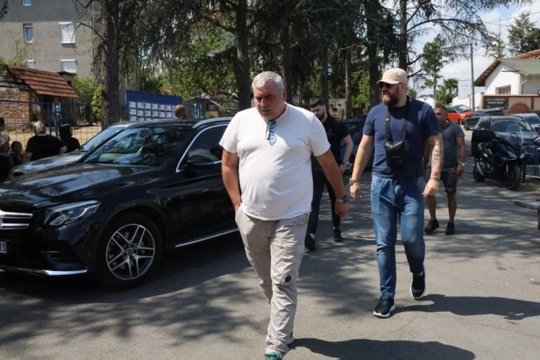 MUK NA GROBLJU U SREMČICI, SVI GLEDALI SAMO U NJEGA! Miki Đuričić se iznenada pojavio na sahrani Borinog oca: Povukao se u ILEGALU, a sada slomljen od bola u SUZAMA tešio Santanu!