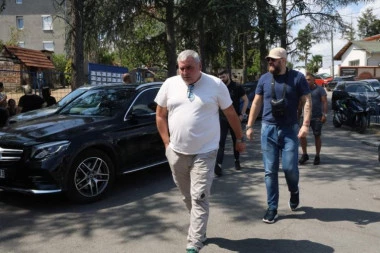 MUK NA GROBLJU U SREMČICI, SVI GLEDALI SAMO U NJEGA! Miki Đuričić se iznenada pojavio na sahrani Borinog oca: Povukao se u ILEGALU, a sada slomljen od bola u SUZAMA tešio Santanu!