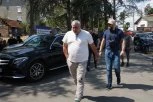 MUK NA GROBLJU U SREMČICI, SVI GLEDALI SAMO U NJEGA! Miki Đuričić se iznenada pojavio na sahrani Borinog oca: Povukao se u ILEGALU, a sada slomljen od bola u SUZAMA tešio Santanu!