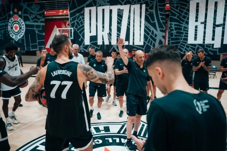 GROBARI U TRANSU! Stigao čovek koga su u Partizanu čekali mesecima - pa poslao BRUTALNU PORUKU! (VIDEO)