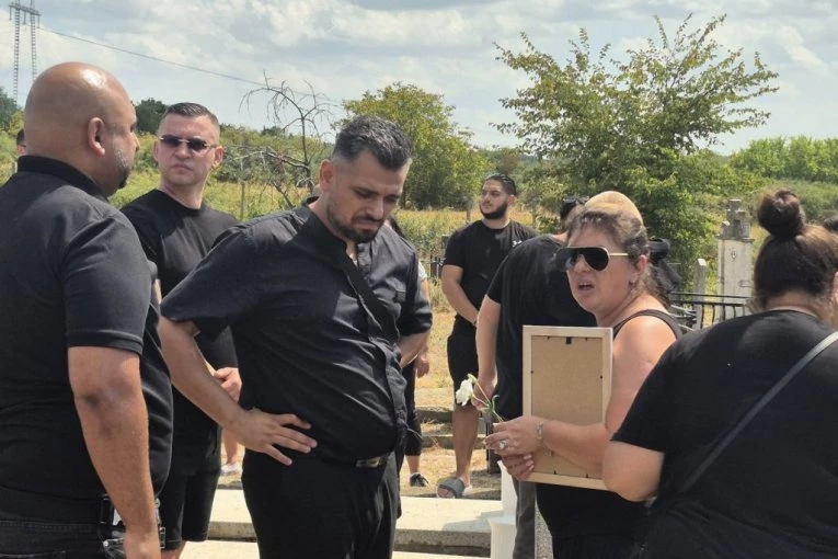 JECAJI ODZVANJAJU GROBLJEM: BOLNE slike sa lica mesta, Bori Santani se SLOŠILO na SAHRANI oca!