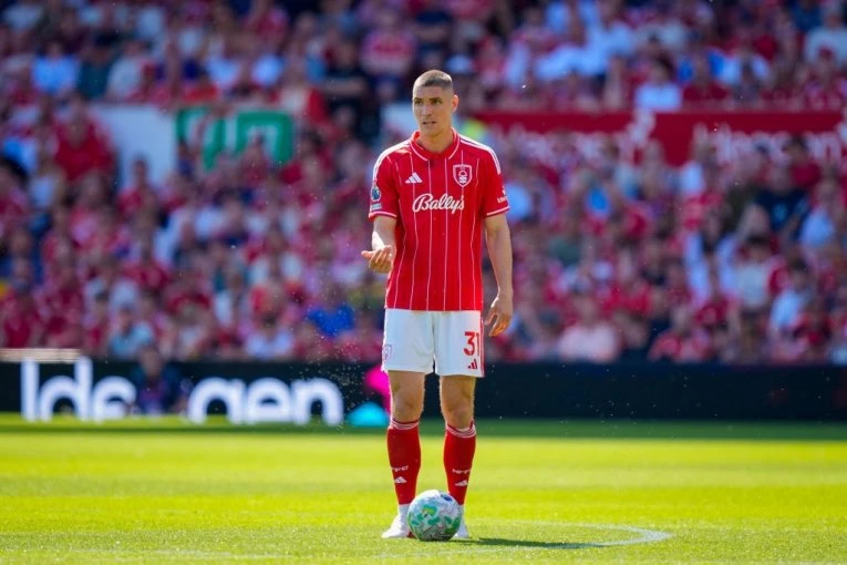 SRBIN ODUŠEVIO ENGLESKU! Nikola Milenković sa sinom Tadejem hit Premijer lige! (FOTO)