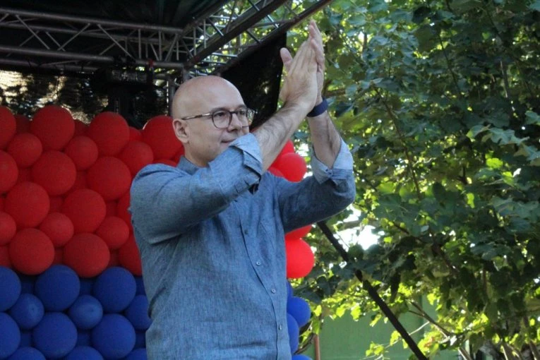 "VIDIMO SE ZA DVE NEDELJE, IZ NOVOG SADA KREĆEMO U KAMPANJU"! Miloš Vučević s narodom u Ledincima! (VIDEO)