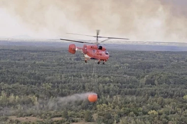 STIGLA NOVA POMOĆ: Helikopteri i vatrogasci iz Češke i Rumunije gase požar u Deliblatskoj peščari