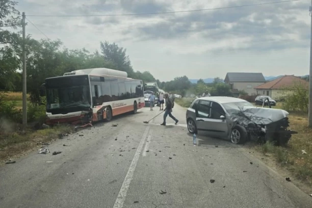 SUDARILI SE AUTOBUS I AUTOMOBIL! Teška nesreća između Čačka i Kraljeva - kompletno UNIŠTENA VOZILA! (FOTO)