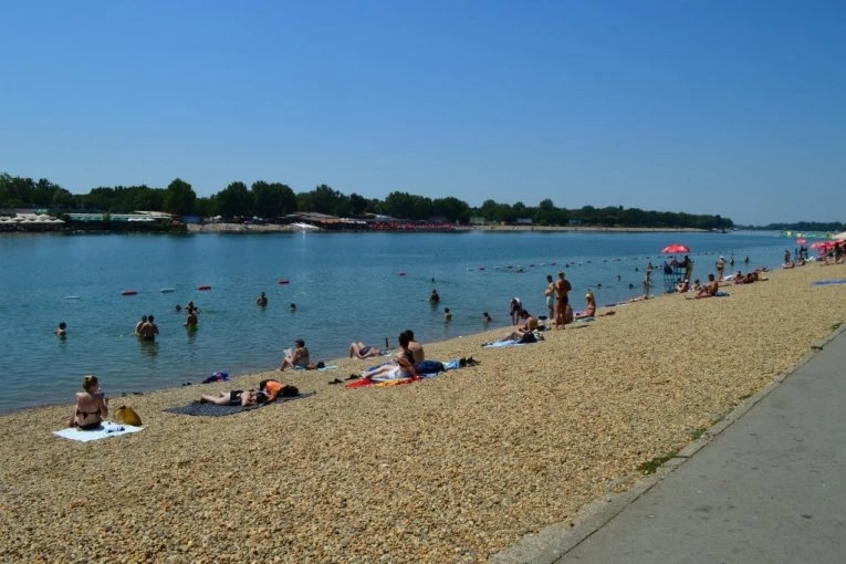 HOROR NA ADI CIGANLIJI Muškarcu pozlilo tokom plivanja, lekari mogli da konstatuju samo smrt