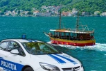 POVREĐEN DRŽAVLJANIN SRBIJE U CRNOJ GORI! Pijan upravljao plovilom sa 9 putnika, pa se zakucao u drugo