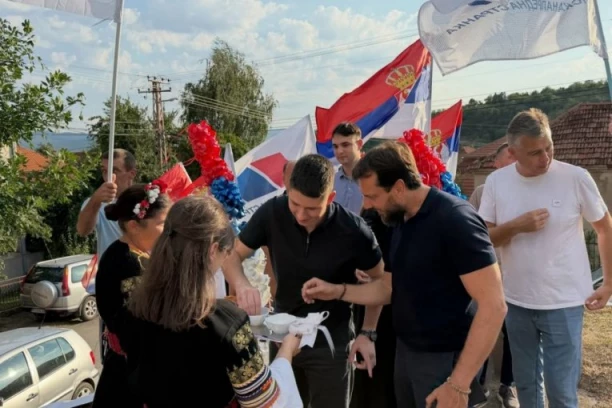 "UVEK JE VAŽNO DA ČUJEM ŠTA LJUDI IMAJU DA KAŽU, ŠTA IH MUČI..." Miloš Pavlović obišao Novi Zavoj i razgovarao sa meštanima (FOTO)
