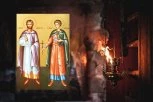 OVOJ DVOJICI SVETITELJA MOLIMO SE PRI OSVEĆENJU VODE I JELEOSVEĆENJU: Sutra slavimo Svete mučenike Fotija i Anikitu