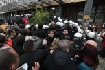 BRUKA U UŽICU! Snimatelj RTS pogođen kamenom (VIDEO)