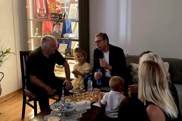 "ISTINSKI SRPSKI JUNAK, HRABAR I ODVAŽAN!" Vučić posetio porodicu poginulog starijeg vodnika VS Jovanovića: Nećemo ga zaboraviti (FOTO)
