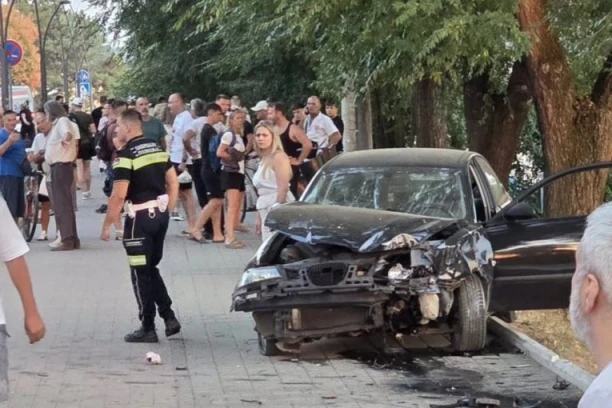 OVDE JE AUTO POKOSIO MAJKU, SINA (1) I ĆERKU (5)! Devojčica preminula, dečak u teškom stanju:  Lekari se lavovski bore za njegov život (VIDEO)