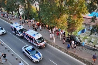 JEZIVE FOTOGRAFIJE SA MESTA NESREĆE U KRALJEVU: Automobil naleteo na majku sa dvoje dece, devojčica (5) u komi, vozač uhapšen