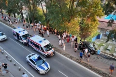 JEZIVE FOTOGRAFIJE SA MESTA NESREĆE U KRALJEVU: Automobil naleteo na majku sa dvoje dece, devojčica (5) u komi, vozač uhapšen