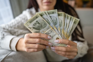 ZA SAMO NEKOLIKO SATI ČAK 222.000 PRIJAVA! Neverovatan odziv građana za novčanu pomoć od 6.000 dinara!