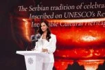 TAMARA VUČIĆ u Kijevu u besprekorno elegantnom izdanju: Klasično odelo SAVRŠENOG KROJA dokaz je da je jednostavnost večna (GALERIJA)
