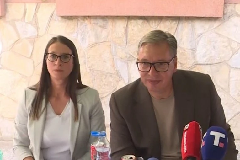 MALIŠANI MU PRIREDILI SJAJAN DOČEK! Vučić u domaćinstvu u Paraćinu kod Varvarina
