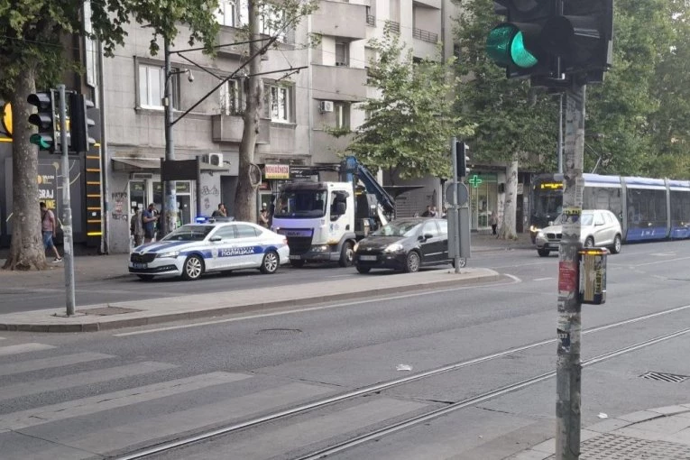SAZNAJEMO: STRAVIČAN SUDAR MOTOCIKLA I AUTOMOBILA U CENTRU BEOGRADA! Vozač motora nakon udara uleteo u stanicu - IMA POVREĐENIH! (FOTO)