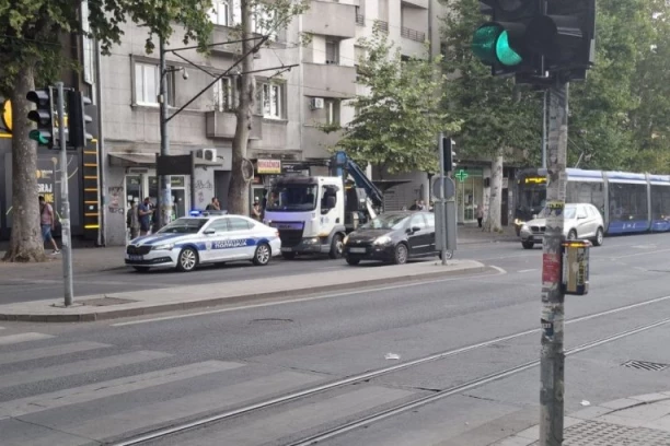 SAZNAJEMO: STRAVIČAN SUDAR MOTOCIKLA I AUTOMOBILA U CENTRU BEOGRADA! Vozač motora nakon udara uleteo u stanicu - IMA POVREĐENIH! (FOTO)